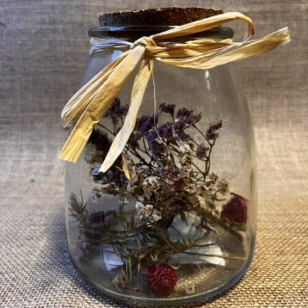 Glazen pot met droogbloemen